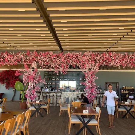 Riverside & Sunas Beach Club 4*